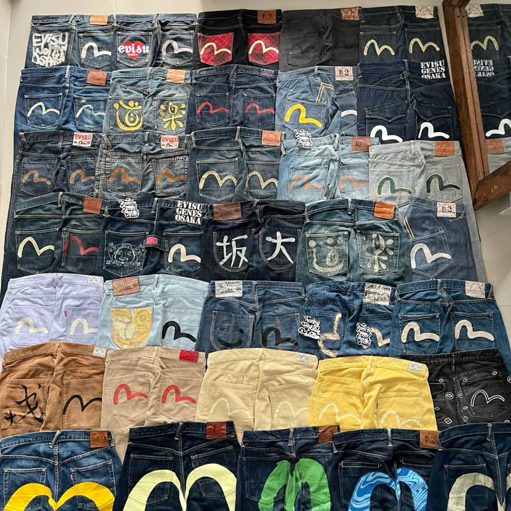 lots de jeans evisu exposés au sol
